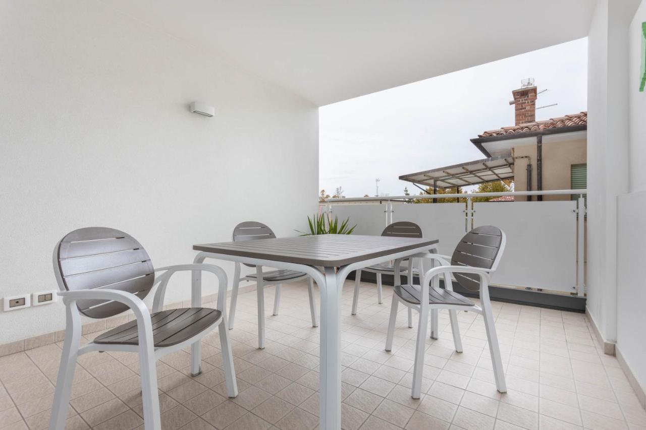Blu Indaco Villa Elsa Линяно Сабиадоро Екстериор снимка