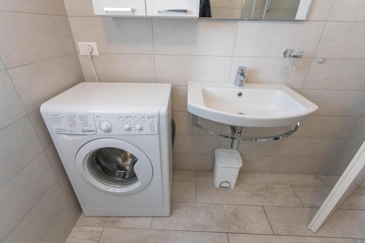 Blu Indaco Villa Elsa Линяно Сабиадоро Екстериор снимка